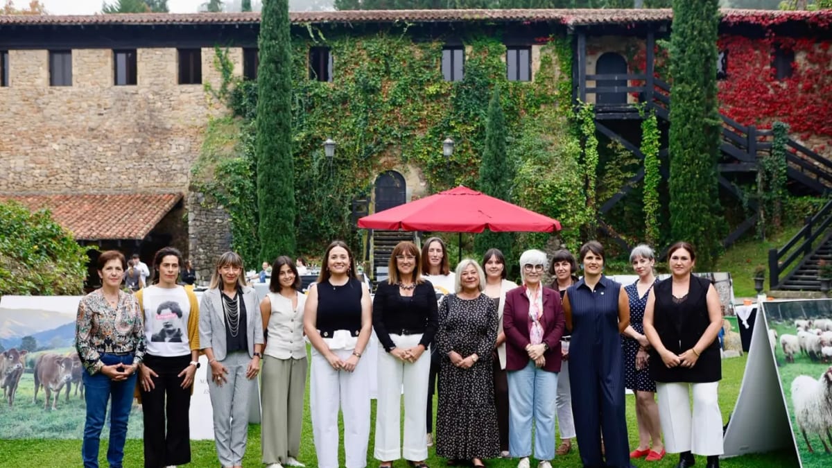 Encuentro en Torre Loizaga con participantes en mesas redondas sobre emprendimiento y mujeres rurales, con presencia de la consejera Amaia Barredo