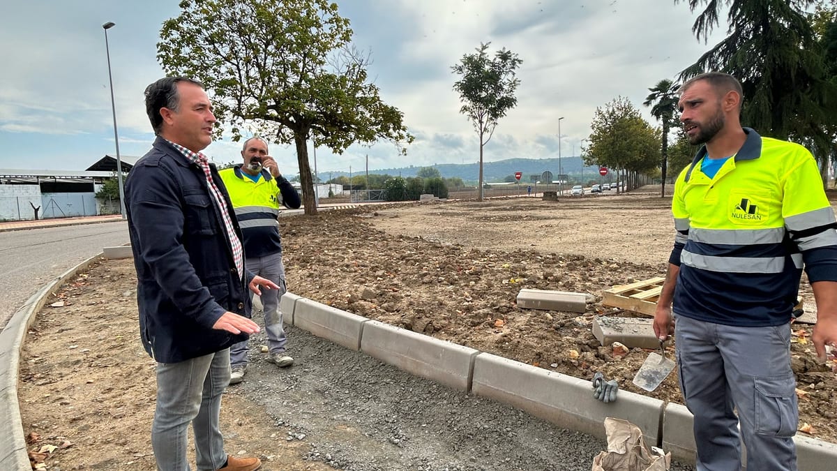 Trabajos de acondicionamiento en una de las rotondas de Talavera de la Reina con hormigón impreso y área ajardinada