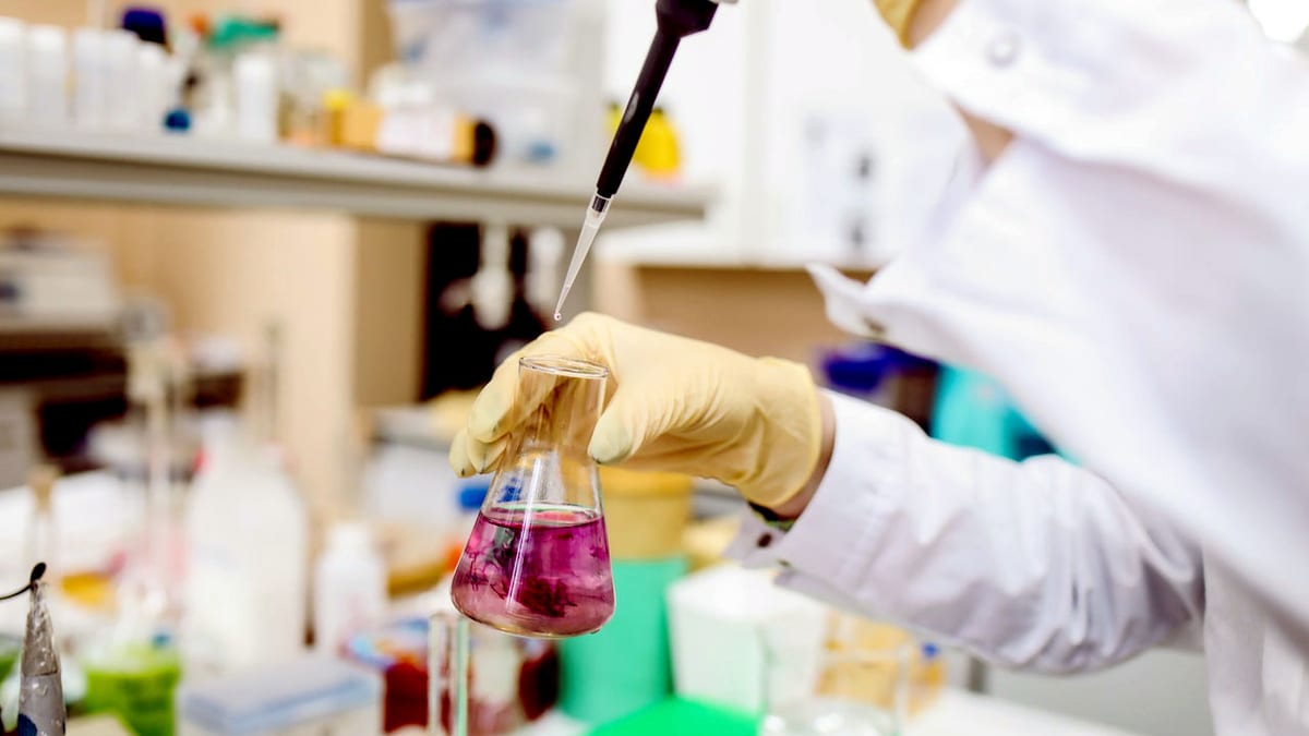 Imagen representativa de ciencia e investigación con elementos científicos y tecnológicos