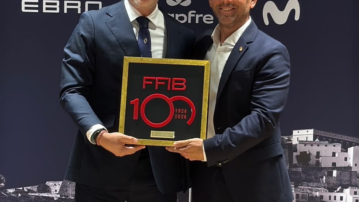 El alcalde de Ibiza realiza intercambio de obsequios institucionales con representantes de la RFEF y la FFIB