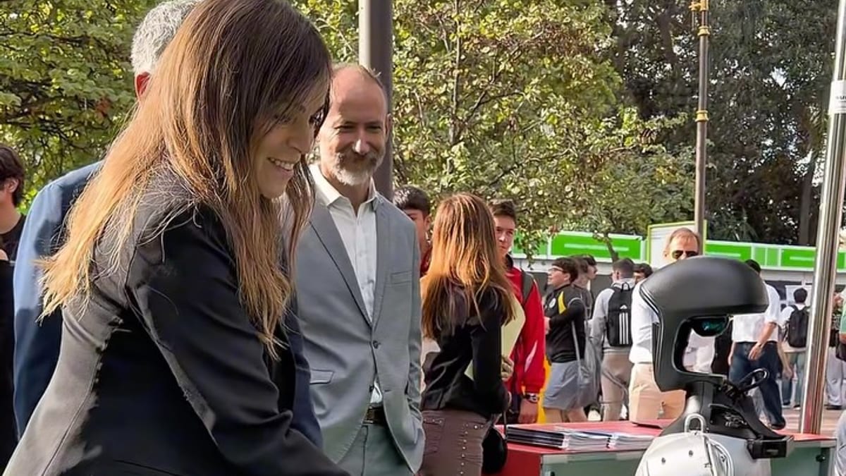 Cartel de la Semana de la Ciencia del Ayuntamiento de Murcia con imagen de investigación científica