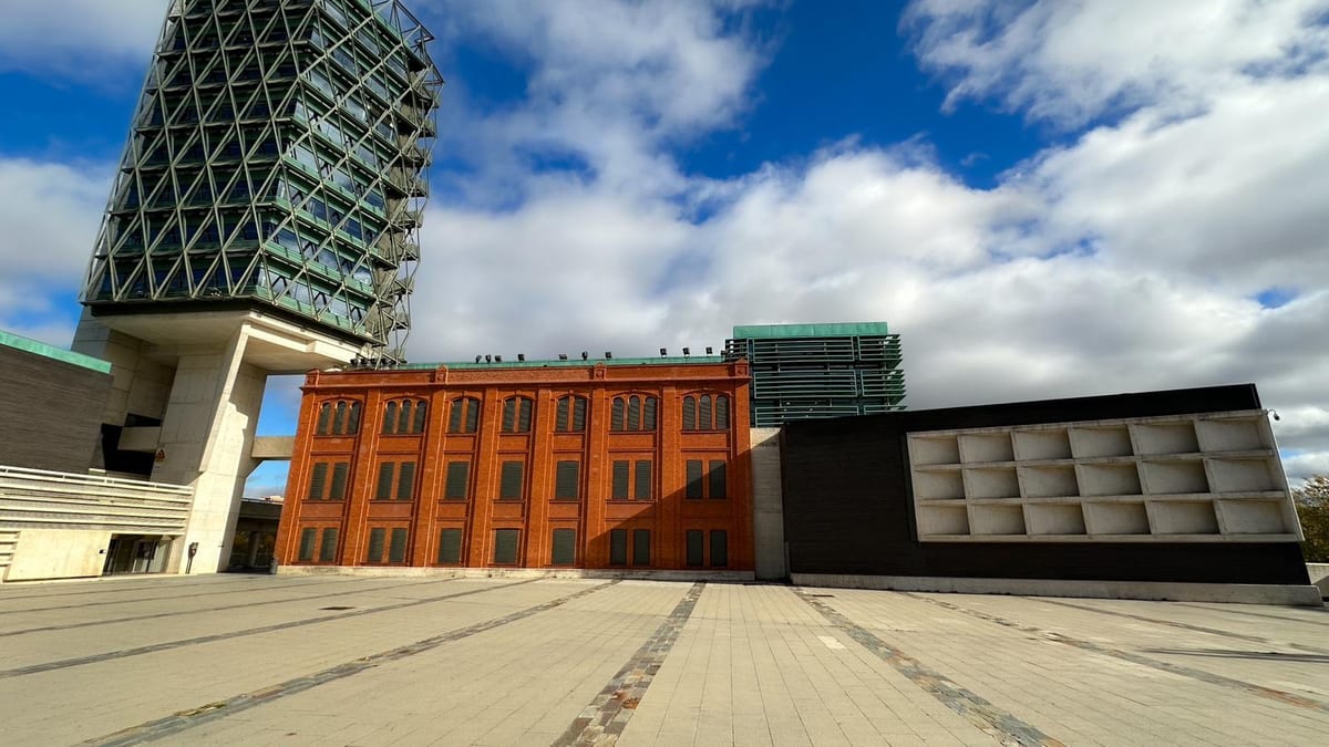 Fachada del Museo de la Ciencia de Valladolid, edificio destacado con arquitectura moderna y espacios culturales