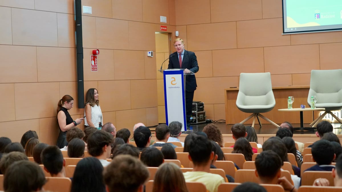 Alcalde Ignacio Gragera recibiendo a participantes en la jornada inaugural de la I Semana del Comercio de Badajoz en el edificio Cajalmendralejo