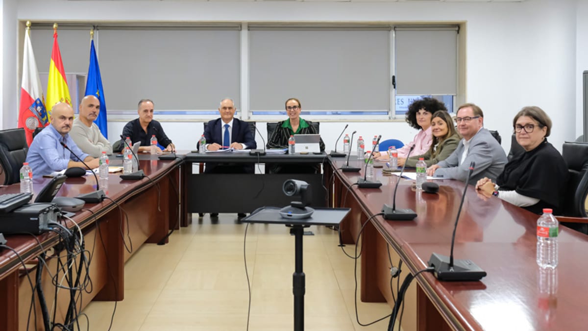 Reunión del Consejo Rector del SEMCA en sala de conferencias con autoridades de Cantabria