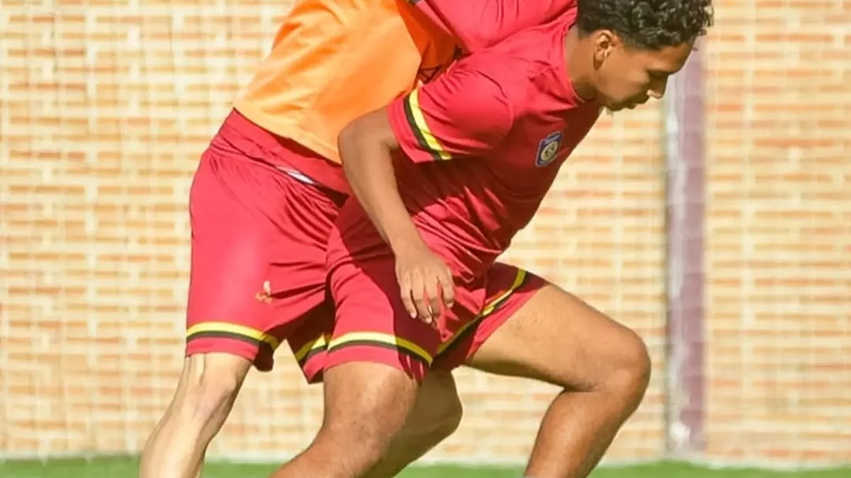 Entrenamiento del equipo Sénior B de Navalcarnero en el campo de fútbol