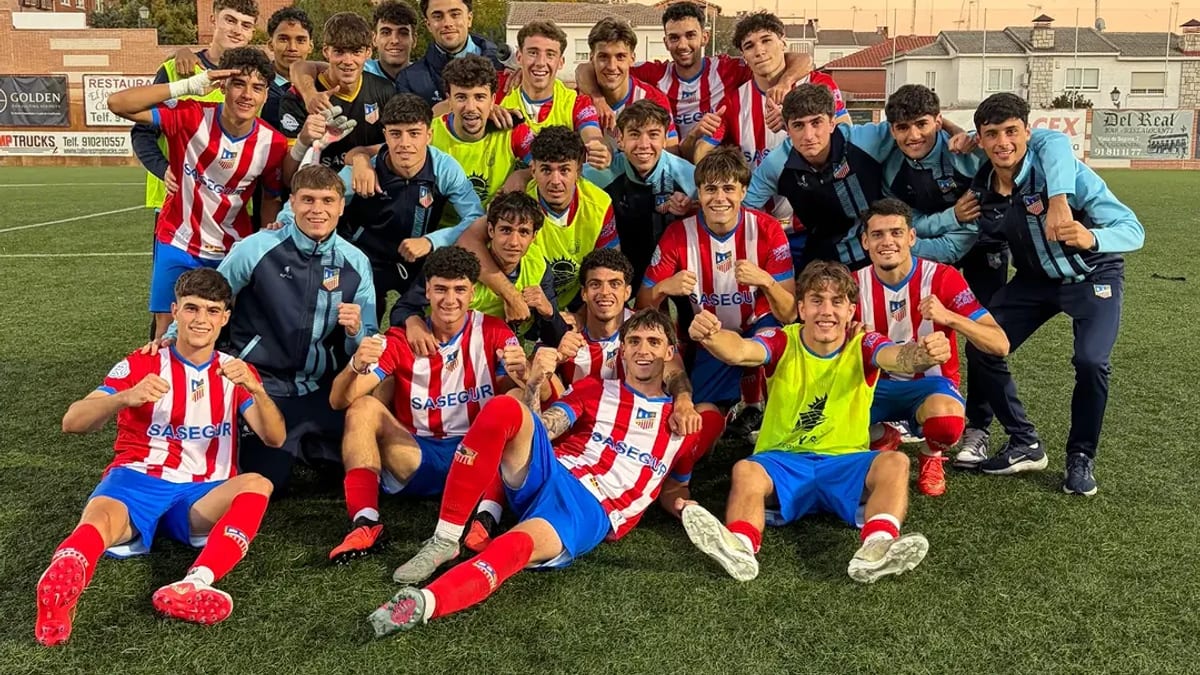 Celebración del equipo Senior B del Navalcarnero tras conseguir la victoria por 4-1