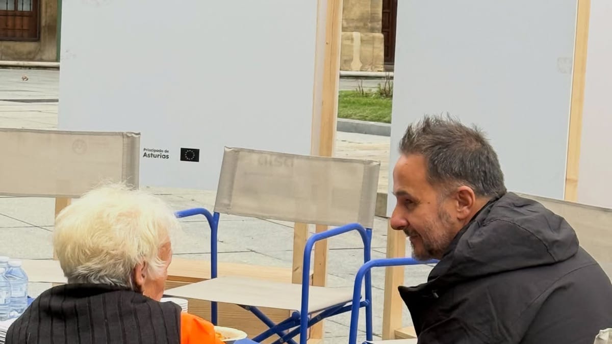 Acto Sentémonos en Avilés con participación de vecinos, artistas y visitantes durante el proyecto Oviedo 2031