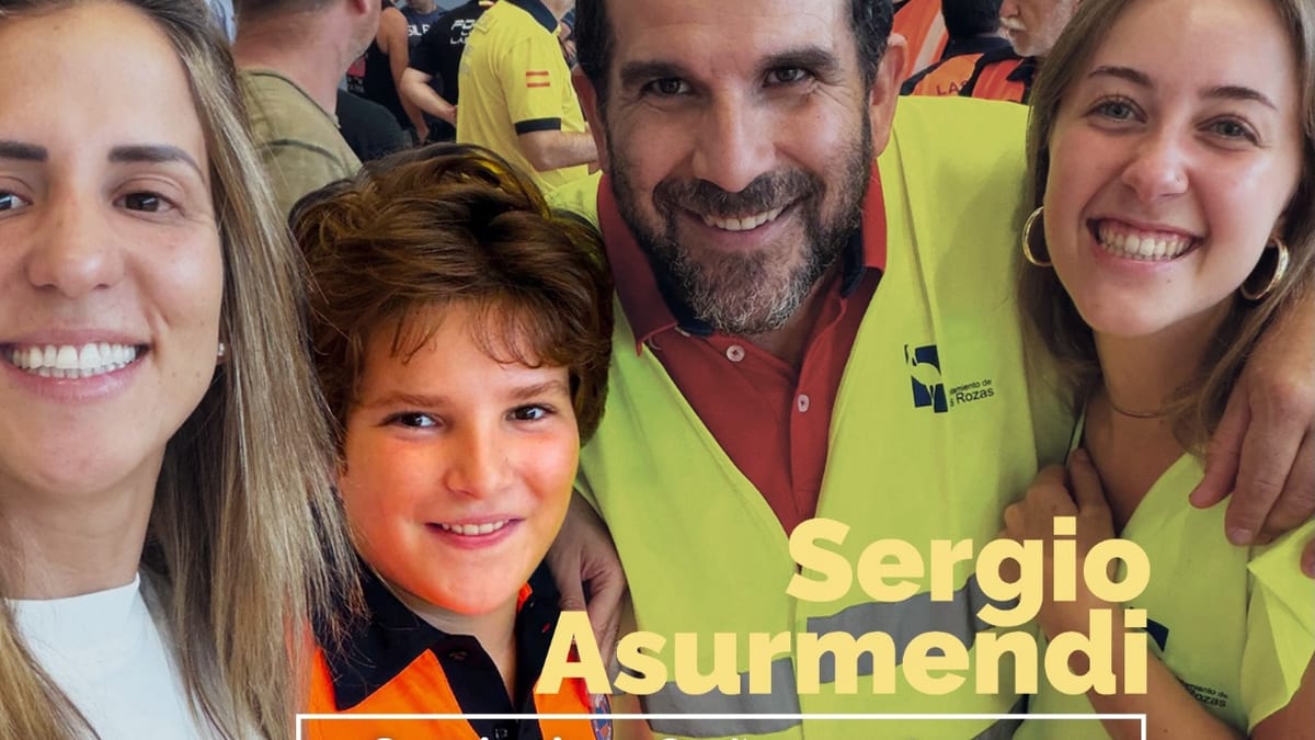 Sergio Asurmendi, alumno de 9 años del Colegio El Encinar de Torrelodones, durante sus tareas como voluntario en el polideportivo de La Marazuela ayudando a evacuados por incendios