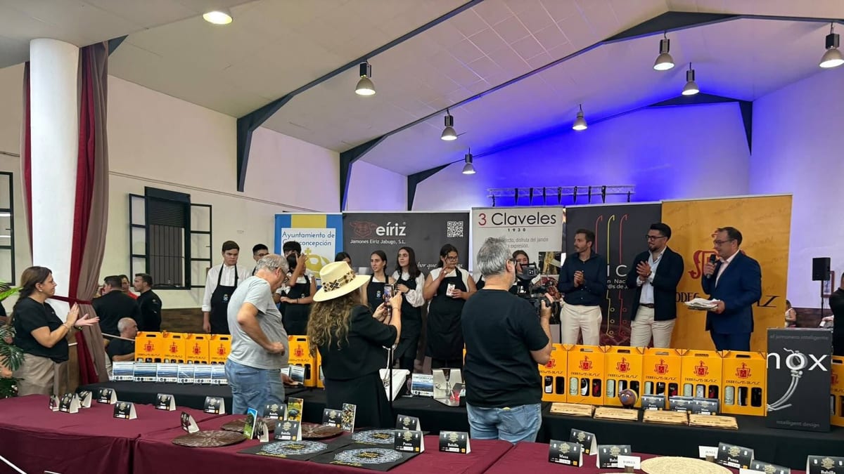 Cortador de jamón profesional en acción durante el XIII Concurso Nacional de Cortadores de Jamón en Huelva