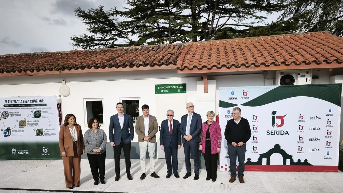 Visitantes de la Bóveda de Semillas de Svalbard en las instalaciones del SERIDA, junto a investigadores y escolares asturianos