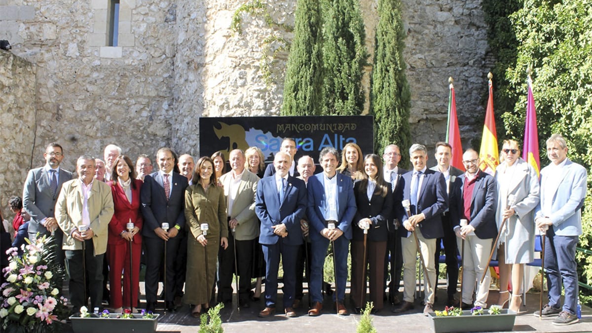 Acto oficial del 55 aniversario de la Mancomunidad de La Sagra Alta en el Castillo de Puñoenrostro de Seseña, con alcaldes y representantes de los municipios de la comarca