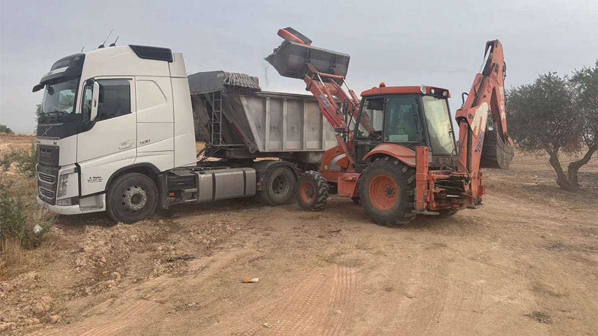 Trabajos de limpieza de caminos rurales realizados por el Ayuntamiento de Seseña con maquinaria especializada