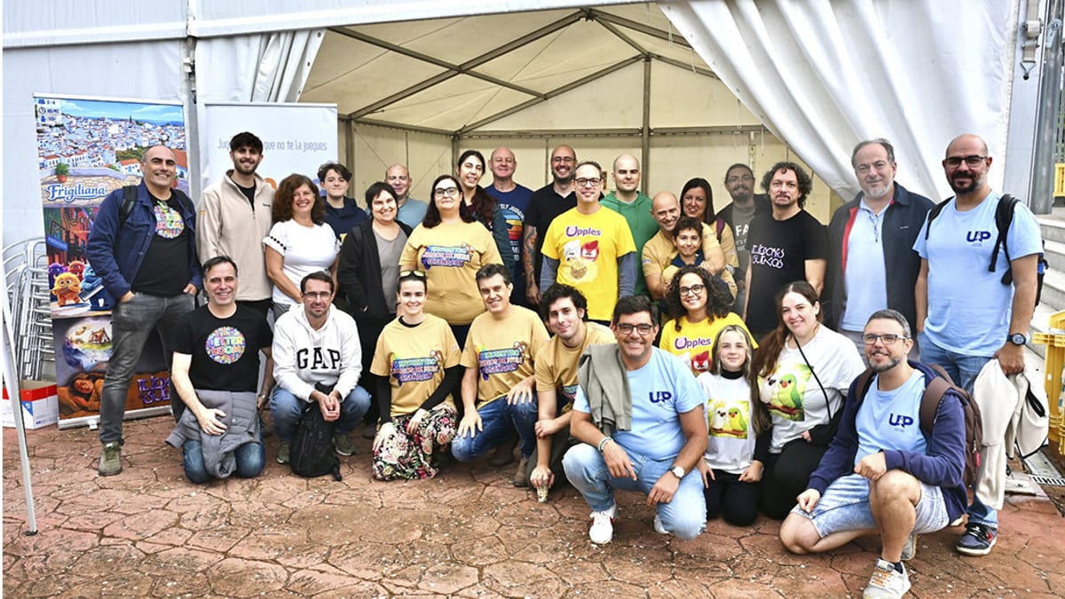 Participantes de SeseñaCon jugando alrededor de mesas en el Parque María Audena de Seseña durante el V Encuentro de Juegos de Mesa