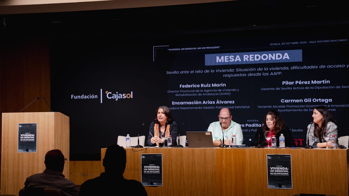 Intervención de la gerente de Sevilla Activa durante las jornadas de UGT sobre vivienda municipal