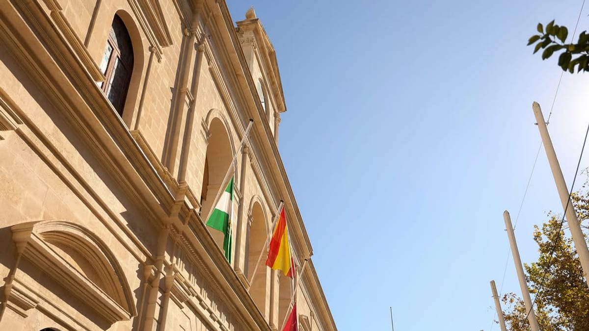 Bandera de Sevilla a media asta en la Casa Consistorial como muestra de luto oficial
