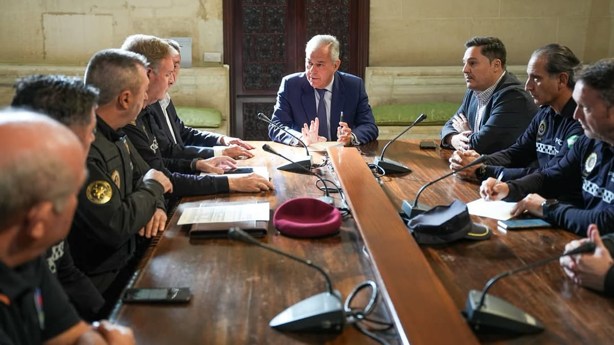 Comité de emergencias del Ayuntamiento de Sevilla reunido para coordinar recursos ante accidente de trenes