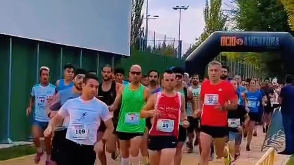 Corredores participando en la XIII Carrera Popular solidaria de Sevilla La Nueva