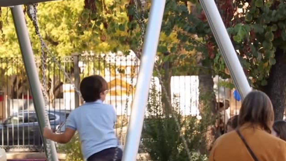 Nuevo parque infantil inclusivo de la Buhaira en Sevilla con estructuras de juego modernas y accesibles