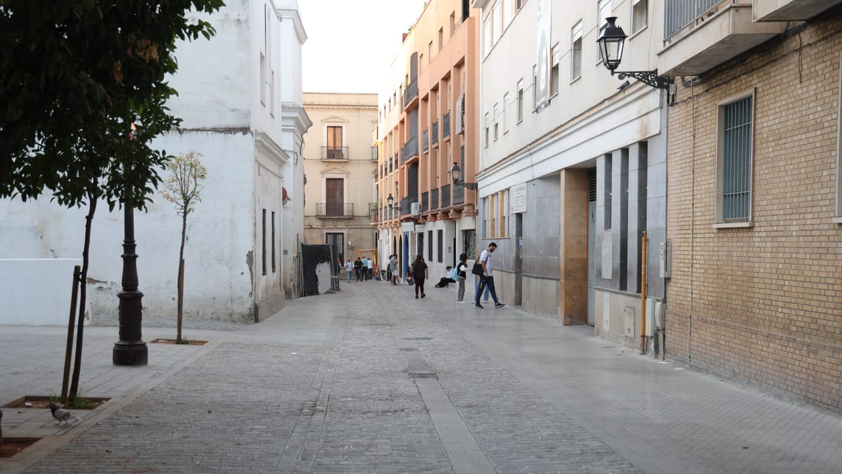 Calle Santa Vicenta María de Sevilla con nuevas mejoras de accesibilidad y plataforma única