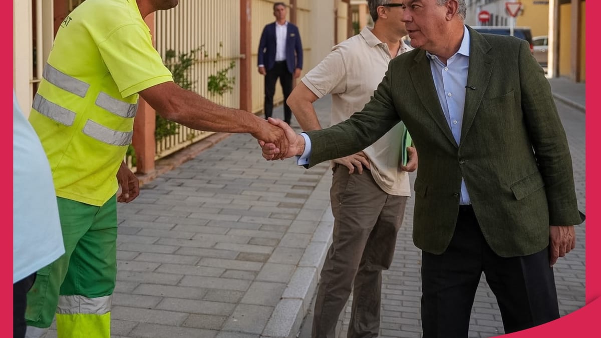Cartel informativo del reasfaltado de ocho calles en El Tiro de Línea, El Porvenir y Bami promovido por el Ayuntamiento de Sevilla
