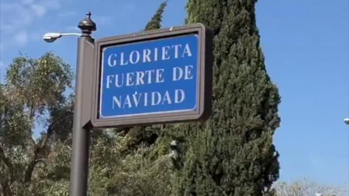Glorieta Fuerte de Navidad renovada con Russelia, romero rastrero y rocallas ornamentales en Sevilla