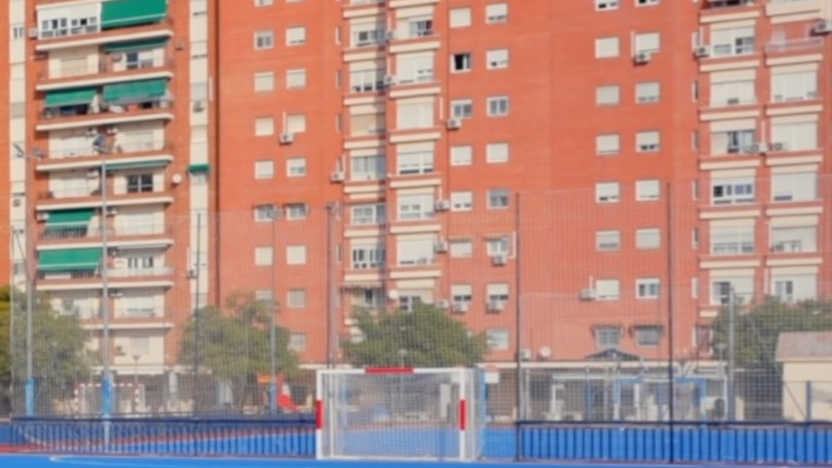 Pistas de fútbol sala renovadas del CD BAMI con nuevo pavimento en Sevilla