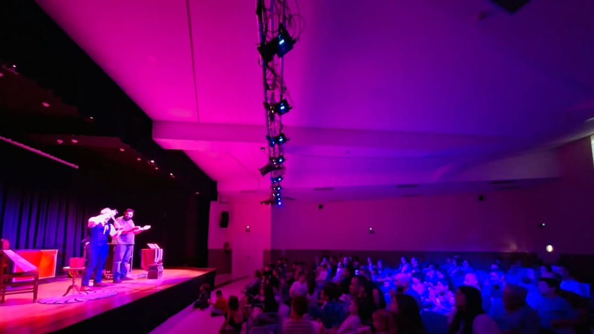 Público disfrutando del Show de Magia inspirado en Roald Dahl en Humanes de Madrid