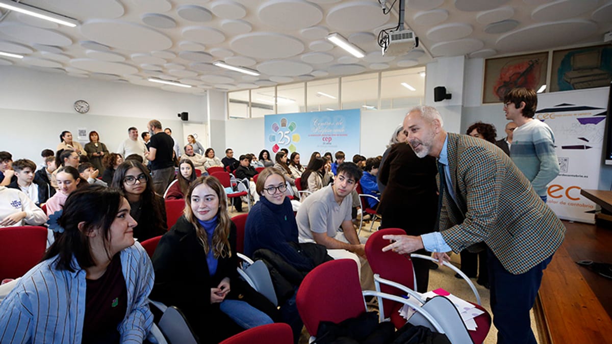 Sala del I Encuentro de Participación Estudiantil de Cantabria con asistentes en sillas rojas