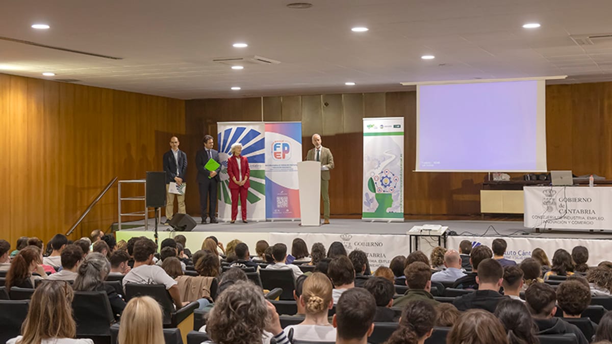 El consejero de Educación de Cantabria durante la inauguración de las jornadas 'Prevención con los cinco sentidos' en el ICASST