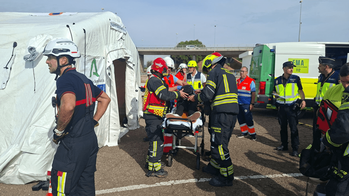 Personal de rescate y ambulancias durante el simulacro de accidente aéreo en el Aeropuerto de Sevilla