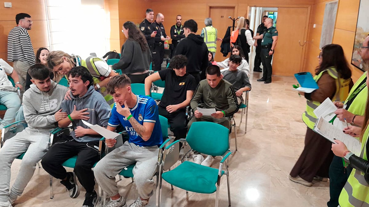 Personal participando en simulacro de emergencias en el Aeropuerto Federico García Lorca Granada-Jaén