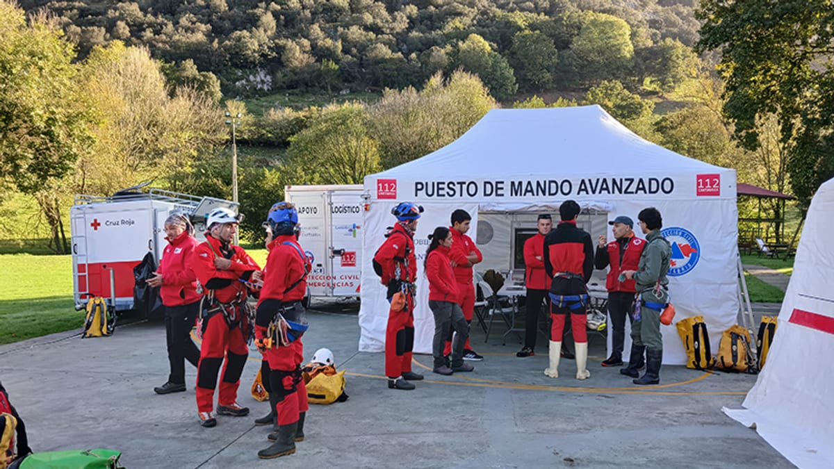 Puesto de mando avanzado del simulacro de espeleosocorro en las cuevas del Asón