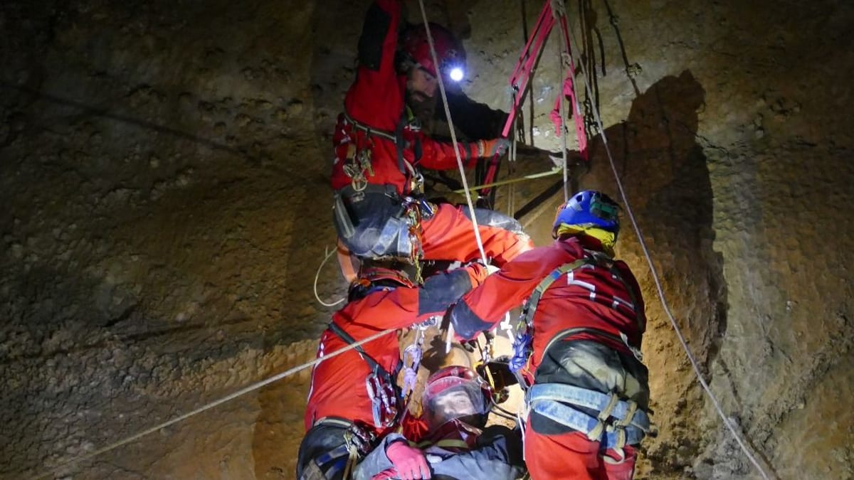 Equipo de especialistas en rescate durante operativo en interior de cueva