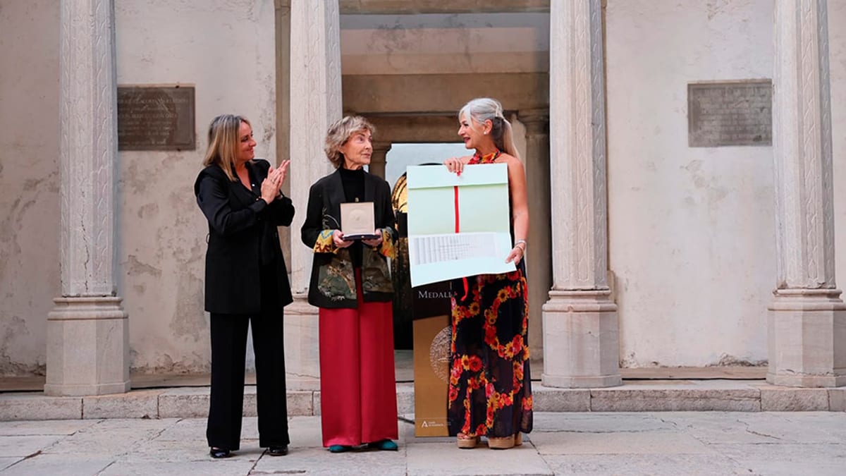 Soledad Sevilla recibe la Medalla de Honor 2025 de la Fundación Pública Andaluza Rodríguez-Acosta en Granada, junto a representantes institucionales
