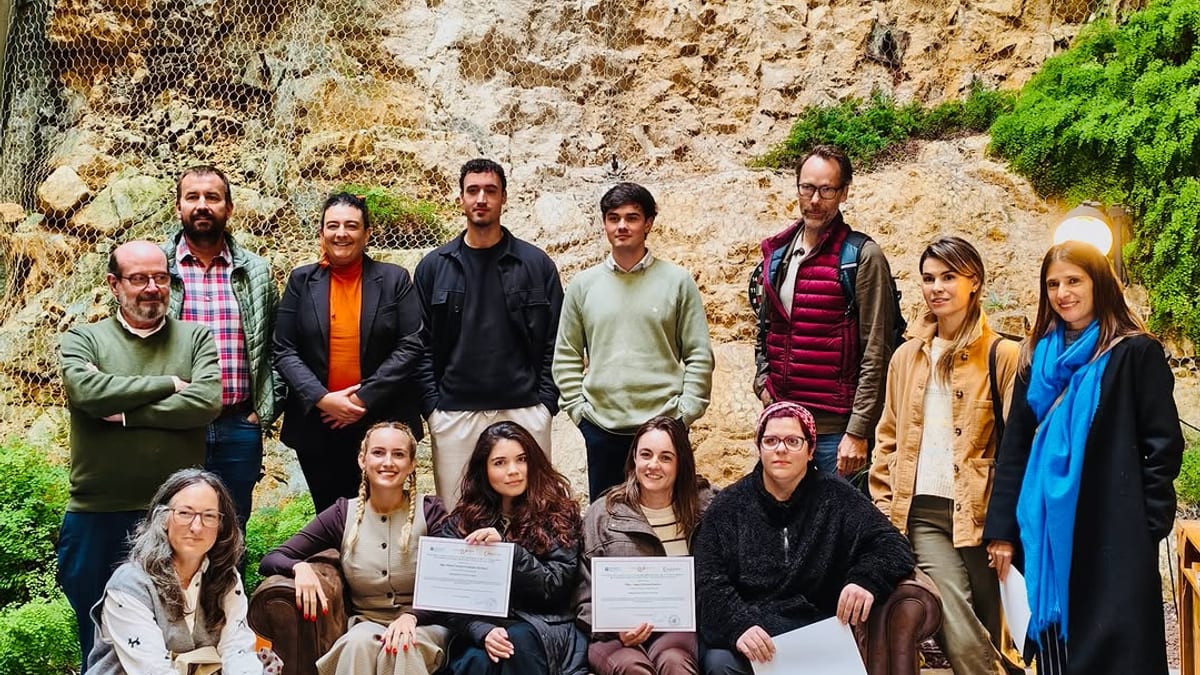 Grupo de participantes del programa Start&Grow posando en clausura del evento