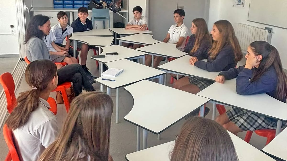 Estudiantes de Paracuellos de Jarama participan en subcomisiones infantiles alrededor de mesas de trabajo