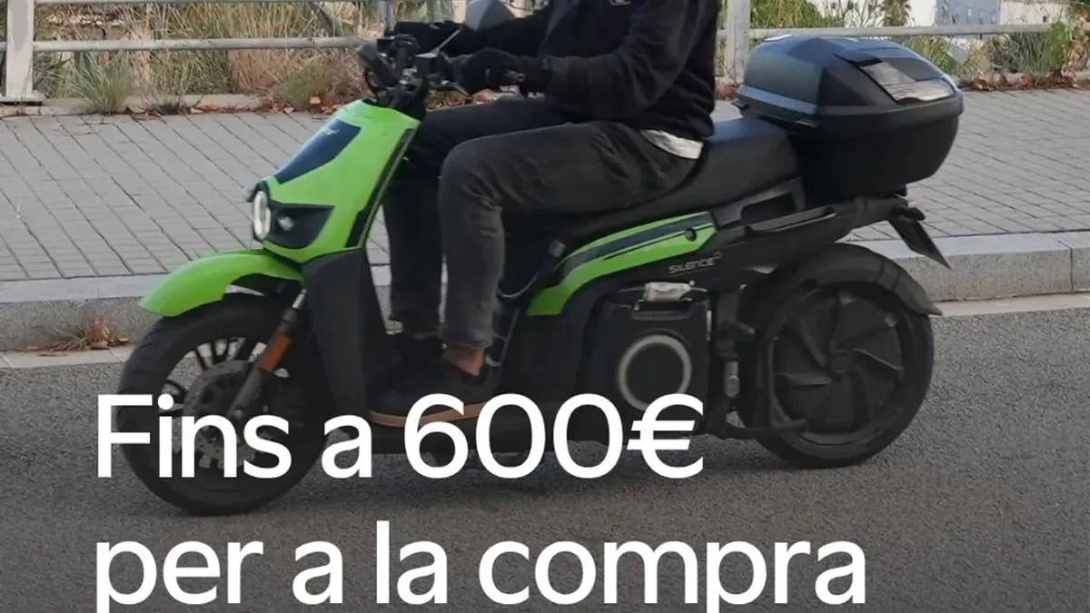 Cartel informativo sobre subvenciones de hasta 600 euros para ciclomotores eléctricos en Barcelona