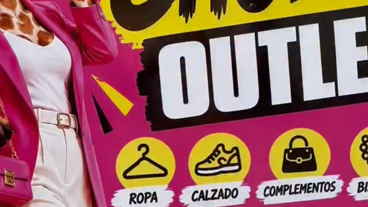Cartel del Súper Chollo Outlet en la calle Vera de Castellón con información de ropa, calzado, complementos y horarios