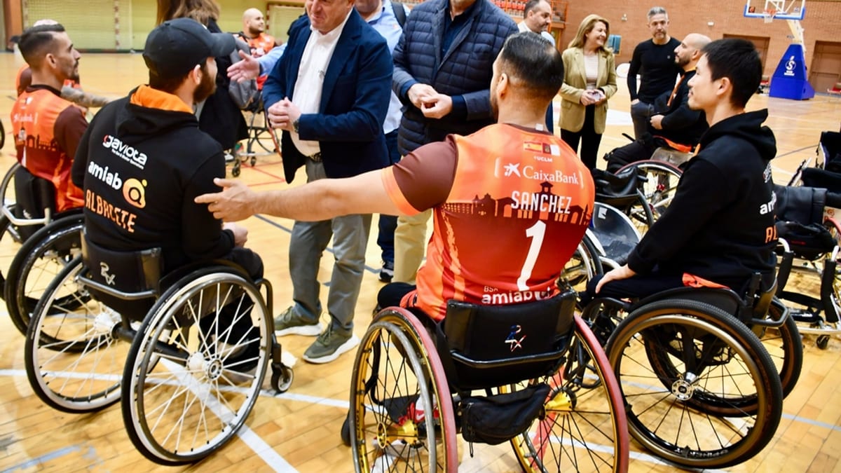 Jugadores de baloncesto en silla de ruedas de los equipos Amiab y CaixaBank durante el acto de bienvenida de la Supercopa de España