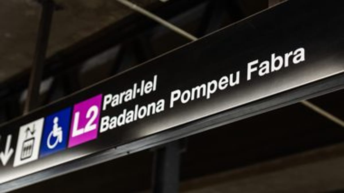 Señalización de la línea 2 (L2) o línea lila del metro de Barcelona con indicaciones de ascensor y accesibilidad en la estación