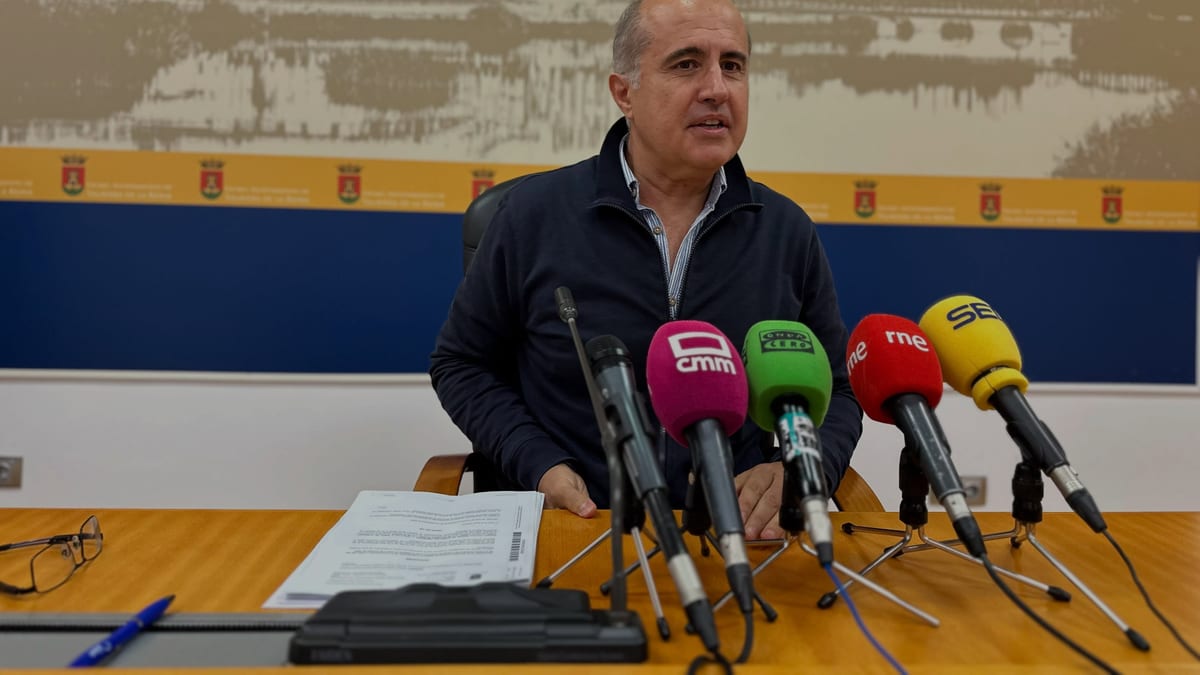 García-Barroso en rueda de prensa informando de la adjudicación de mantenimiento de zonas verdes