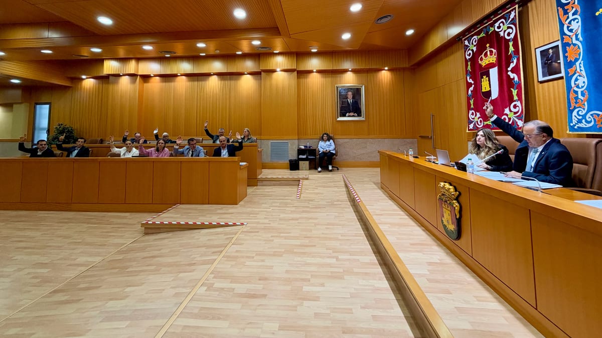 García-Barroso explicando en el pleno municipal las nuevas bonificaciones fiscales y reducción de impuestos
