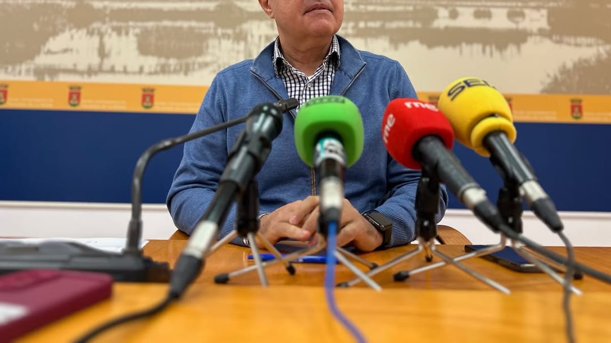 Representante del Ayuntamiento de Talavera de la Reina en rueda de prensa sobre la devolución de recibos de basura