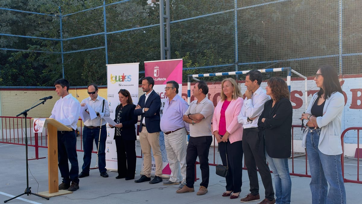 Representantes del Ayuntamiento de Talavera y participantes en las actividades del Día Internacional del Bastón Blanco en el Colegio Cristóbal Colón