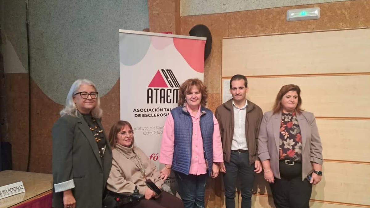 Julia González, edil de Sanidad y Discapacidad de Talavera de la Reina, en la inauguración de la jornada científica sobre esclerosis múltiple organizada por ATAEM