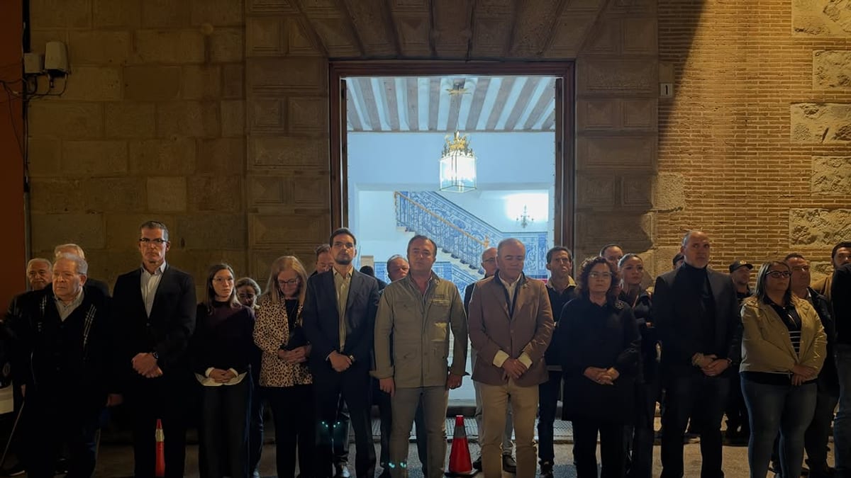 Ciudadanos de Talavera de la Reina guardando un minuto de silencio en duelo por las víctimas del accidente ferroviario de Urda