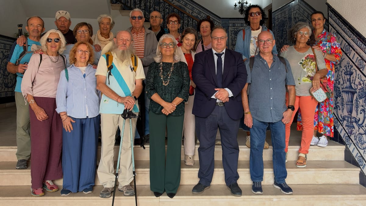 Grupo de integrantes de Sendergran Madrid posando en las escaleras de la Puerta Noble del Ayuntamiento de Talavera de la Reina, junto a la edil de Mayores Julia González y el concejal de Urbanismo Benedicto García