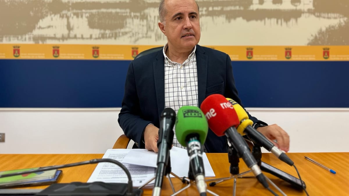 Responsable del Ayuntamiento de Talavera de la Reina en rueda de prensa sobre las obras de reparación y asfaltado de caminos