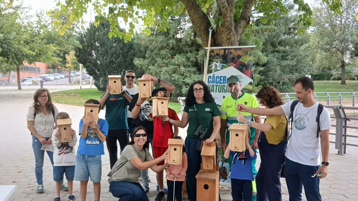 Participantes del taller de construcción de cajas nido en el Parque del Rodeo de Cáceres con motivo del Día Mundial de las Aves