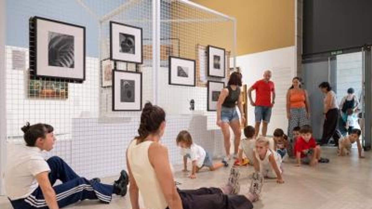 Cartel promocional del taller de danza '¡No hay color!' del IVAM para familias con niños pequeños